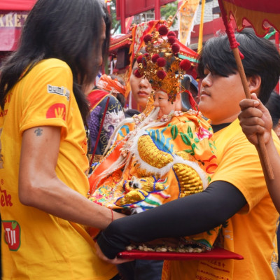 Kelenteng Ming De Miao UNS Ikut Meriahkan Kirab Budaya Ban Eng Bio Adiwerna sebagai Wujud Pelestarian Tradisi dan Penguatan Moderasi Beragama